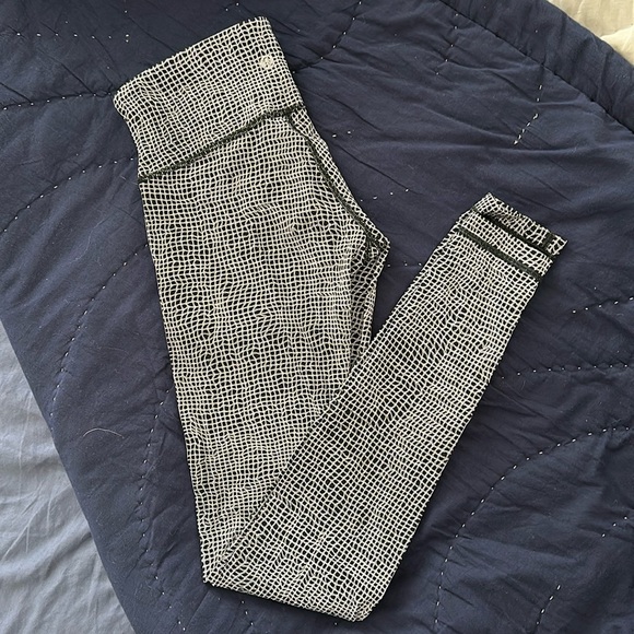 Lululemon leggings size 4 - Picture 1 of 2